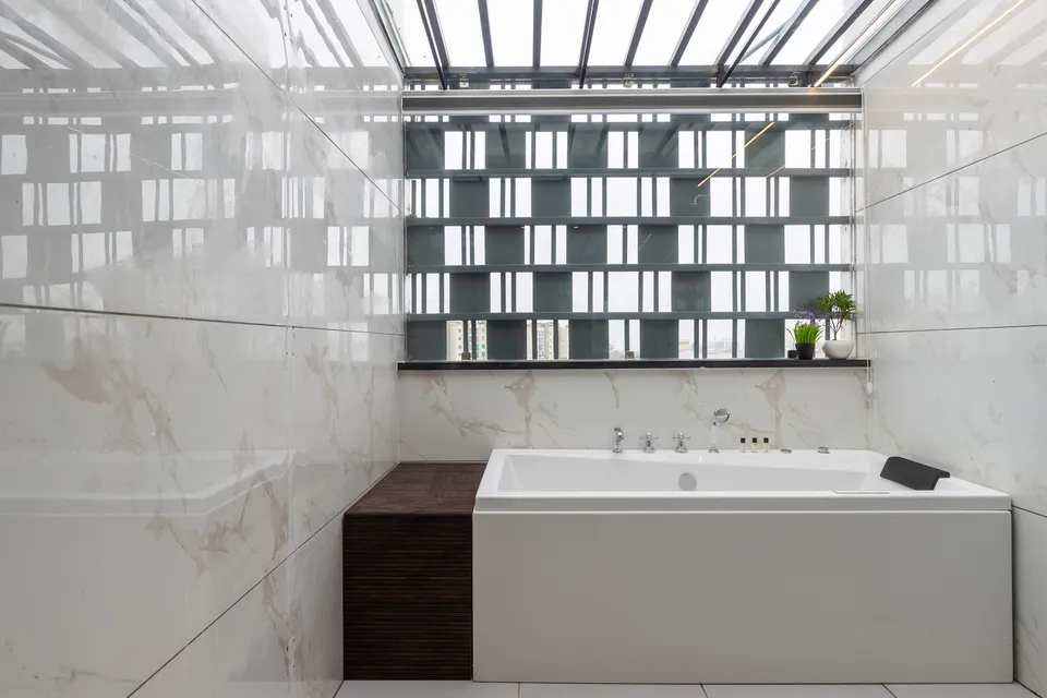 Suite jacuzzi bathroom